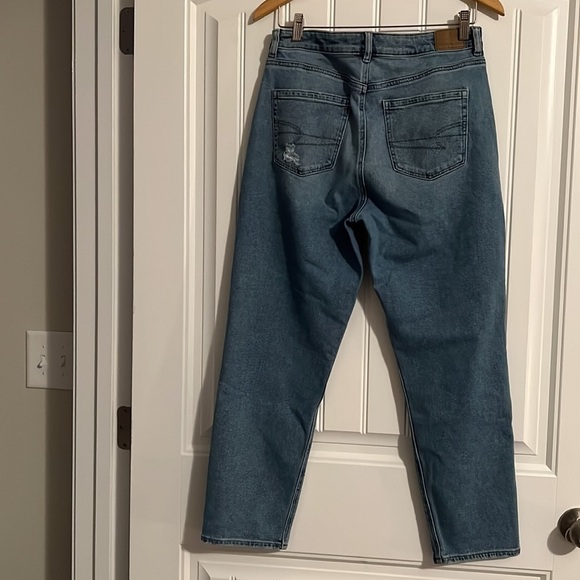American Eagle high rise MOM Jeans - Picture 3 of 6